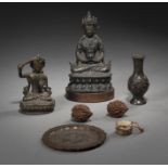 Bronzen des Amitayus und Manjushri, ein kleines blütenförmiges Bronzetablett, eine Bronzevase, zwei