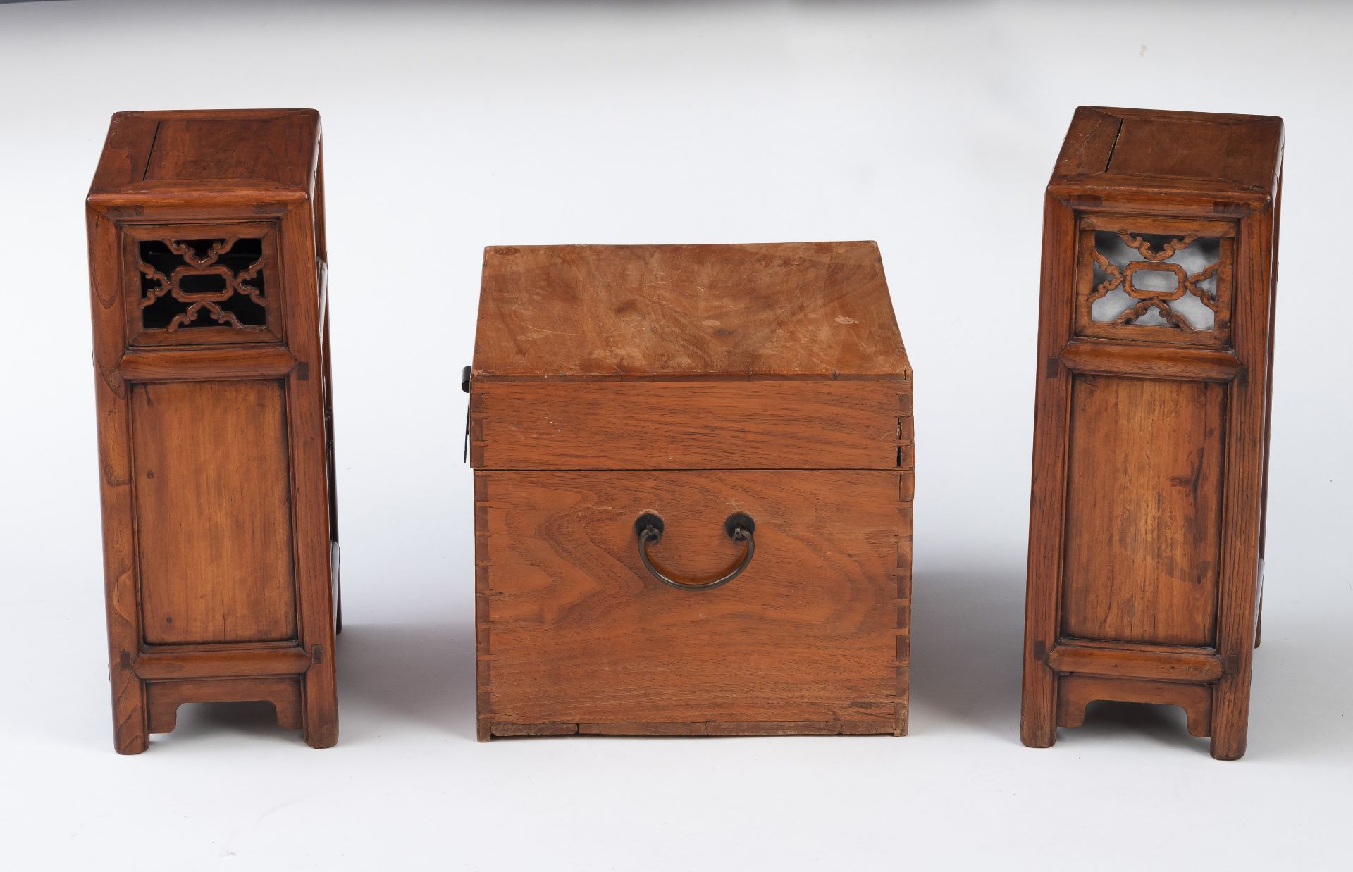 A PAIR OF SMALL CABINETS WITH DRAWERS AND A CHEST - Image 3 of 5