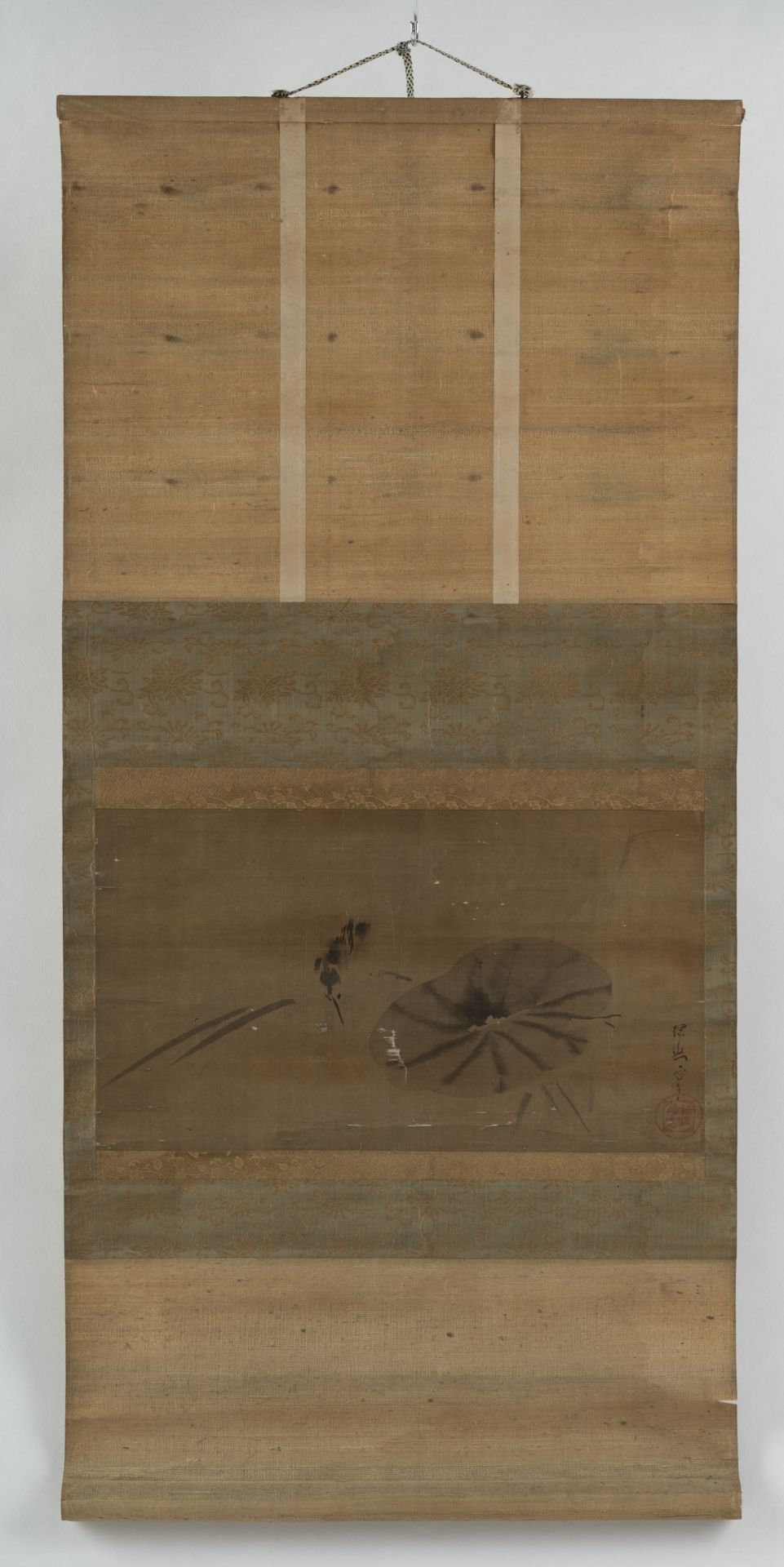 A PAINTING DEPICTING A LOTUS LEAF AND A BIRD AFTER KANŌ TAN'YŪ AND A CALLIGRAPHY WITH A ZEN SAYING, - Image 6 of 7