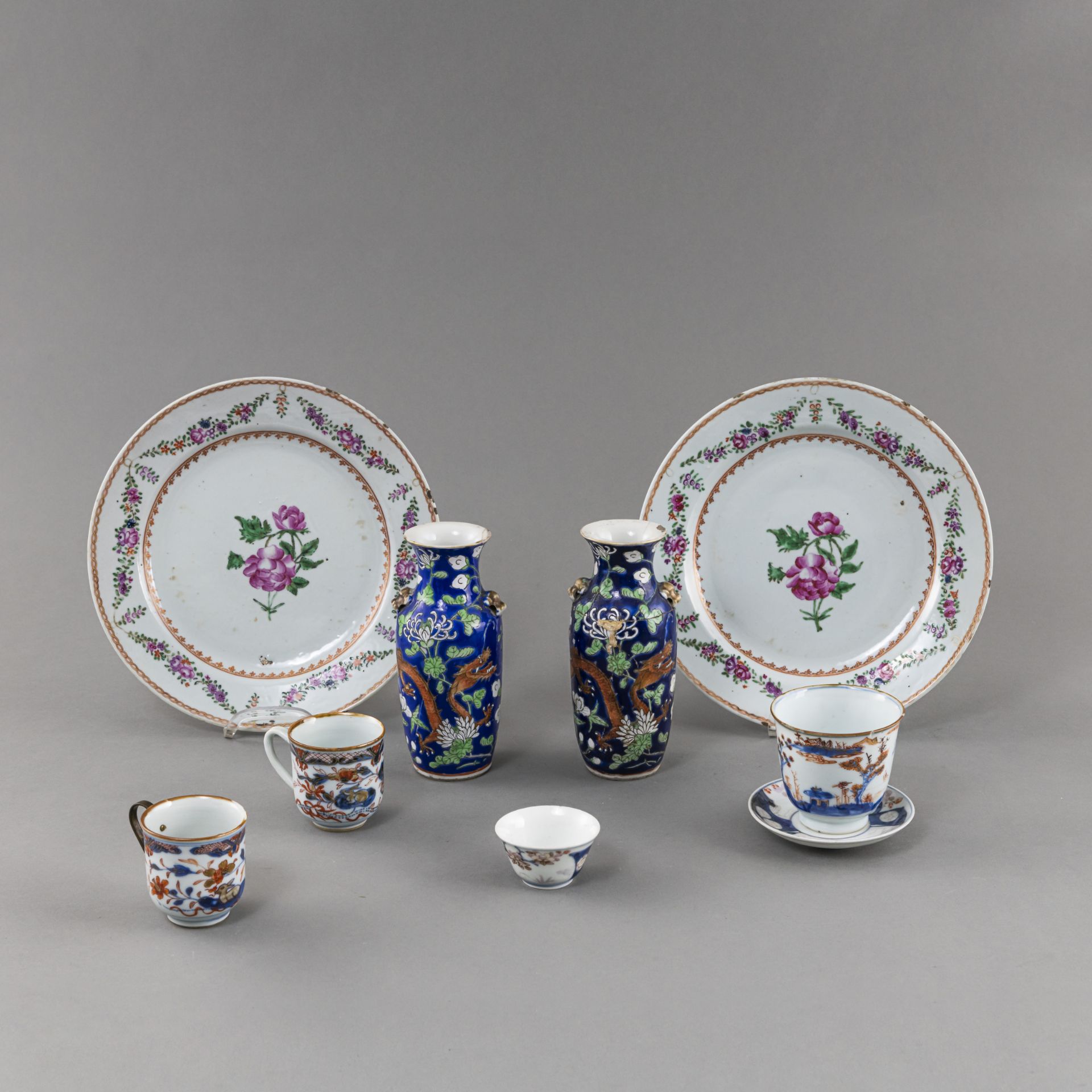 GROUP OF NINE PORCELAIN PIECES: A PAIR OF 'FAMILLE ROSE' PLATES, A PAIR OF VASES, THREE IMARI CUPS,