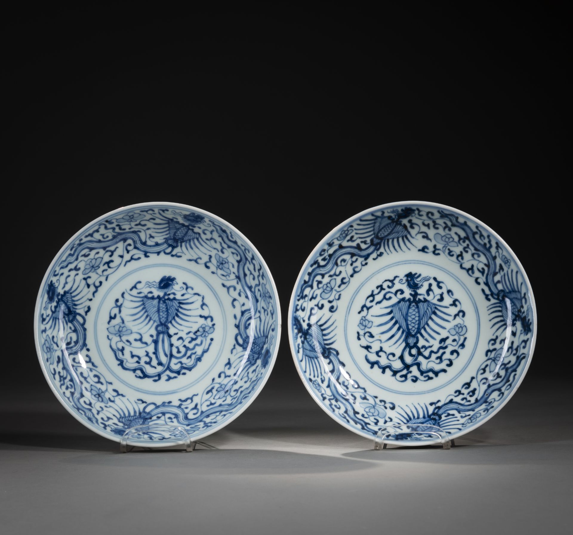 A PAIR OF BLUE AND WHITE PORCELAIN PHOENIX DISHES