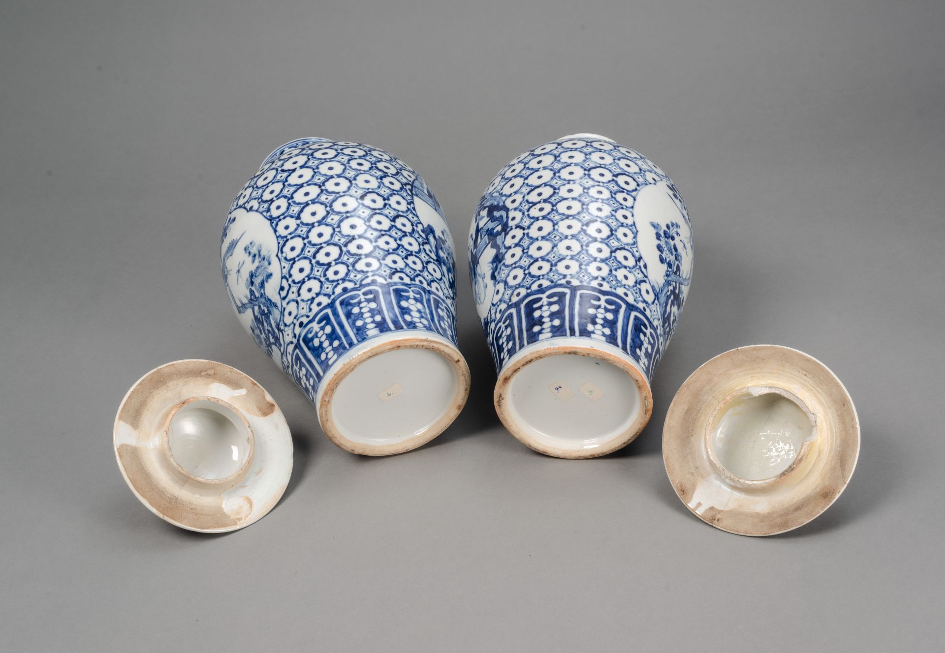 A PAIR OF UNDERGLAZE-BLUE PAINTED PORCELAIN VASES WITH COVERS - Image 3 of 3