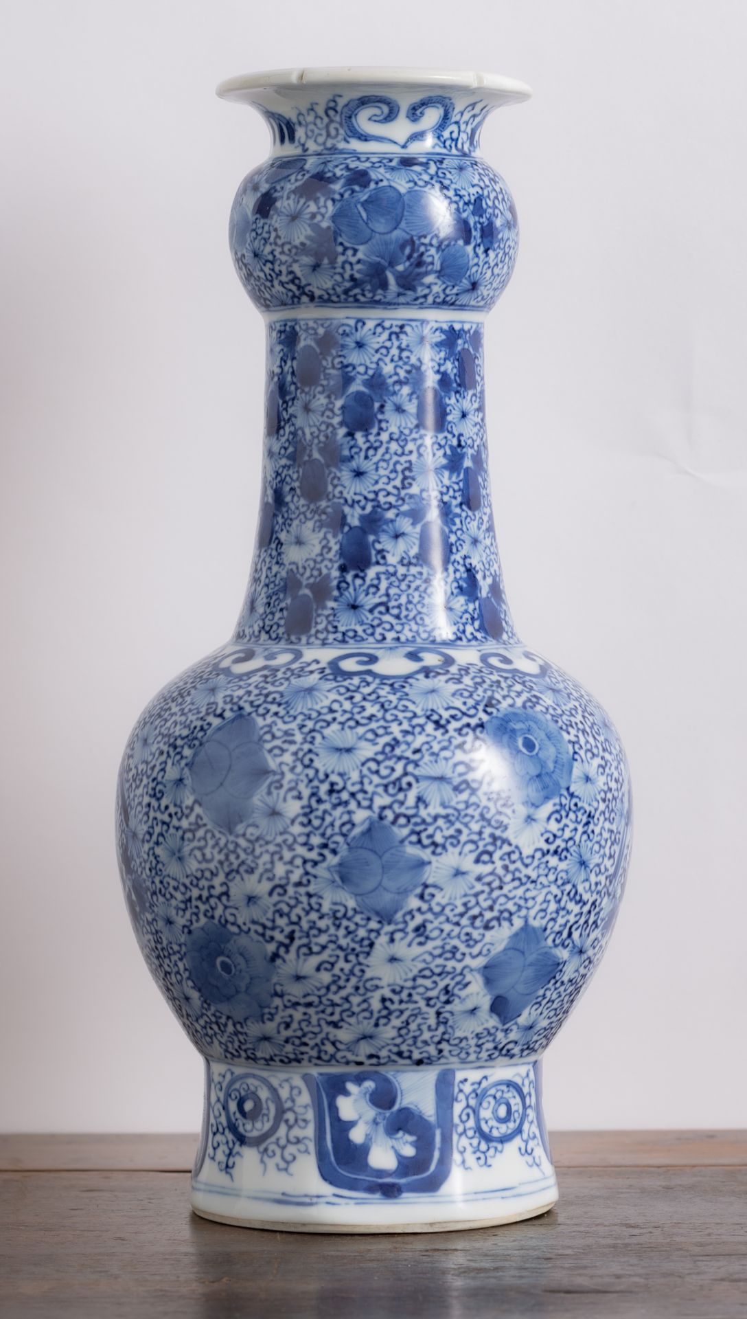 A BLUE AND WHITE FLORAL PORCELAIN VASE - Image 4 of 6