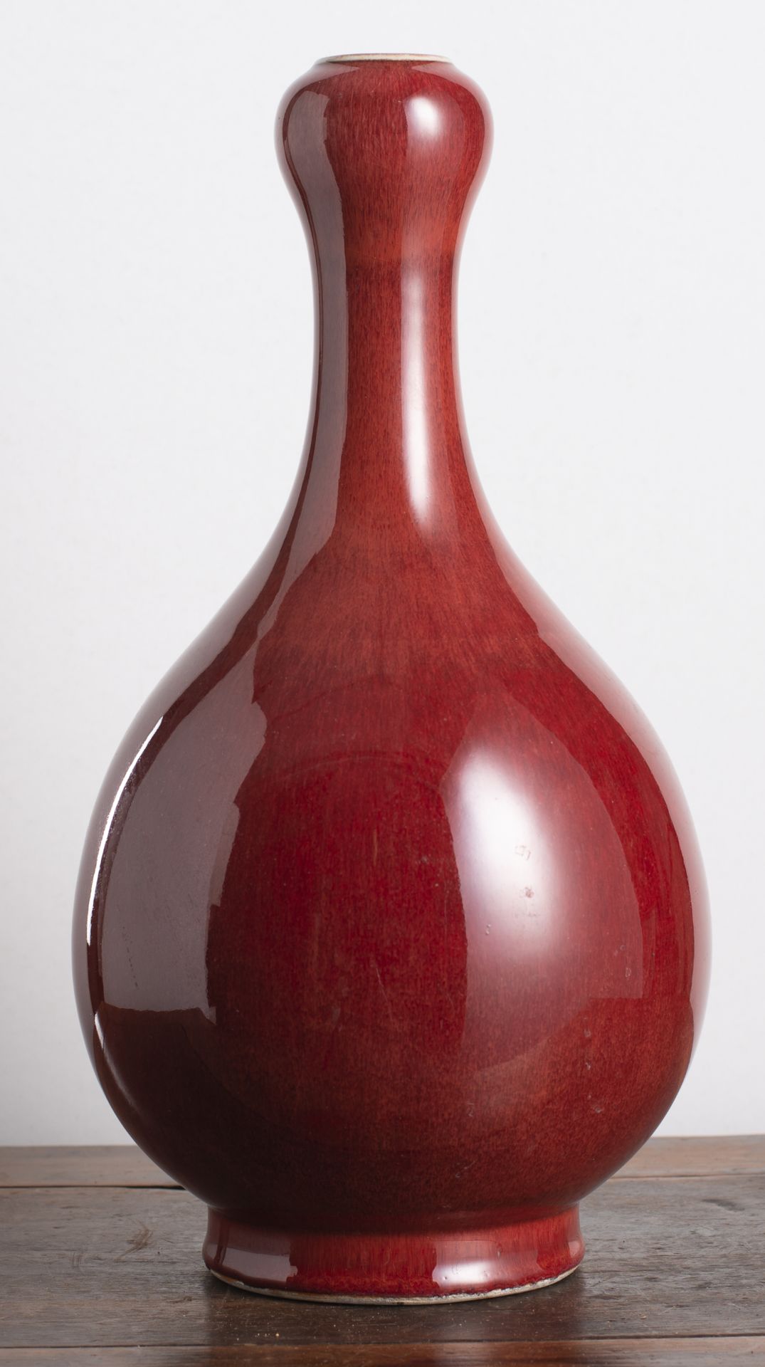 A COPPER-RED GARLIC-HEAD BOTTLE VASE - Image 2 of 6