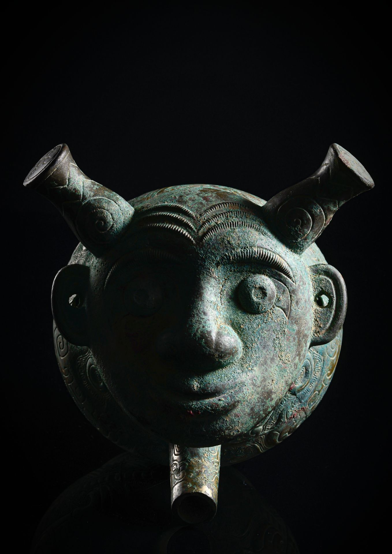 Archaischer ritueller Wasserspender 'He' aus Bronze mit Deckel in Form eines gehörnten Gesichts - Bild 3 aus 3