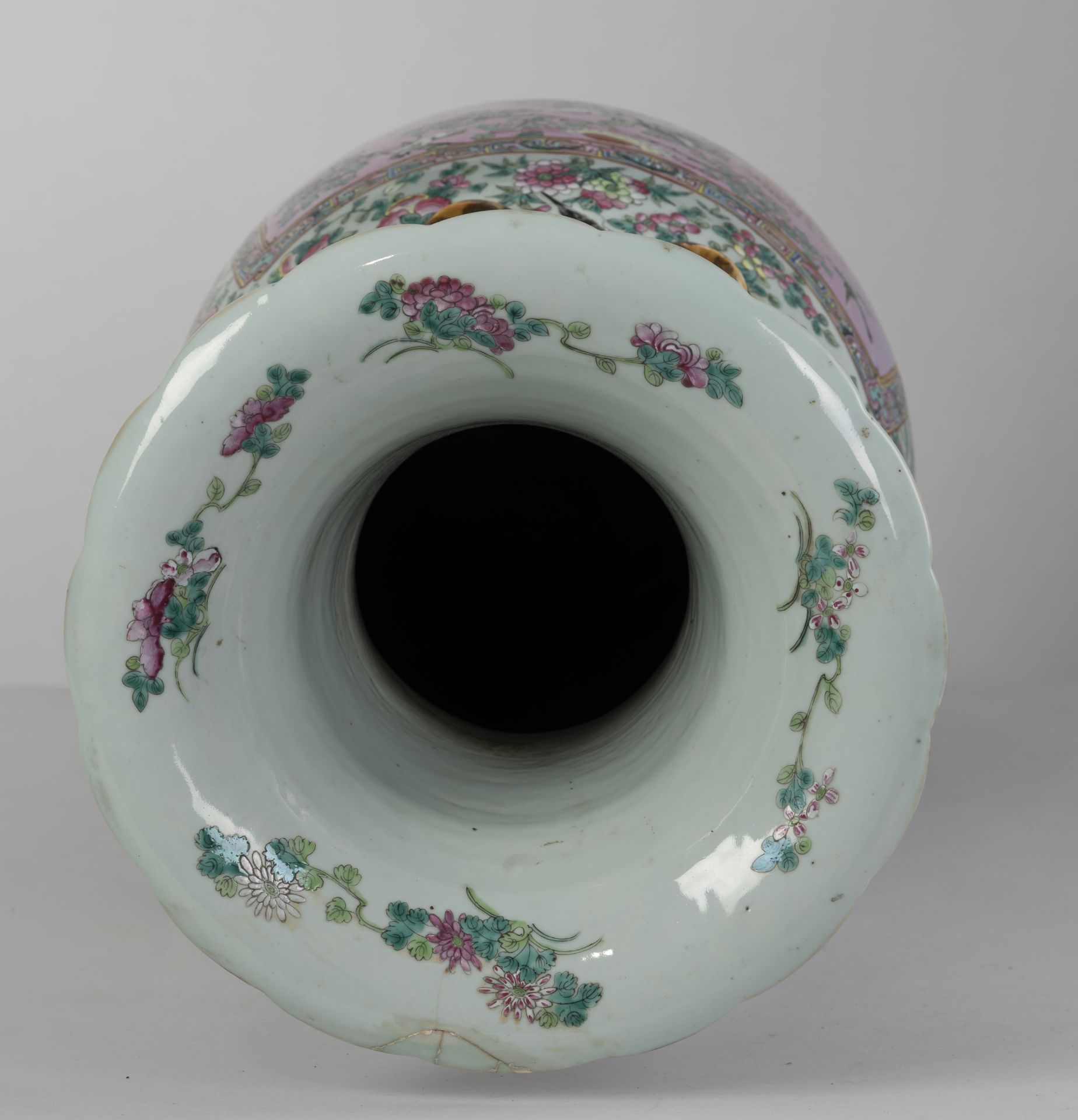 A LARGE 'FAMILLE ROSE' NYONYA STRAITS / PERANAKAN PORCELAIN VASE WITH PEACOCKS AND FLORAL SCROLLS - Image 3 of 4