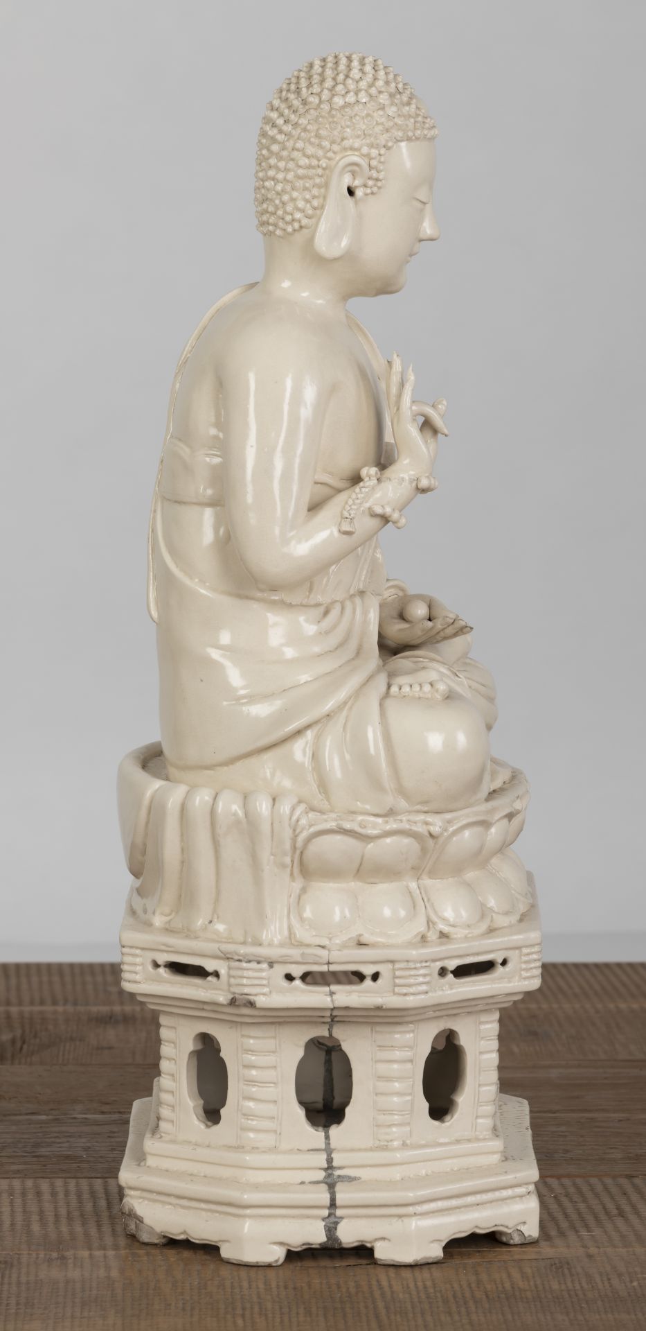 Cremefarben glasierte Porzellanfigur des Buddha - Bild 2 aus 5