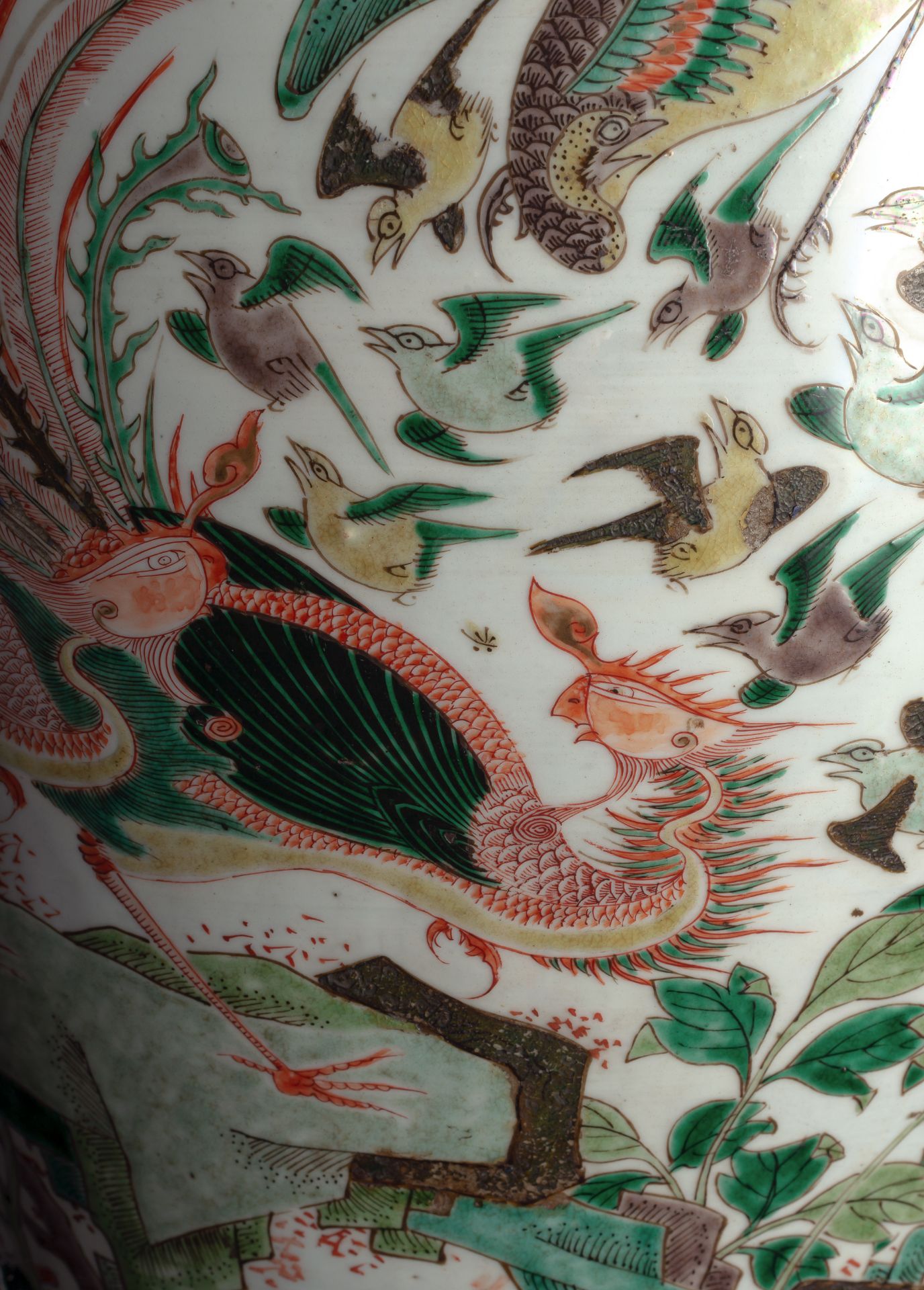 A VERY RARE AND LARGE PAIR OF FAMILLE VERTE PHOENIX AND BIRDS JARS AND COVERS WITH GOLD - Image 7 of 10