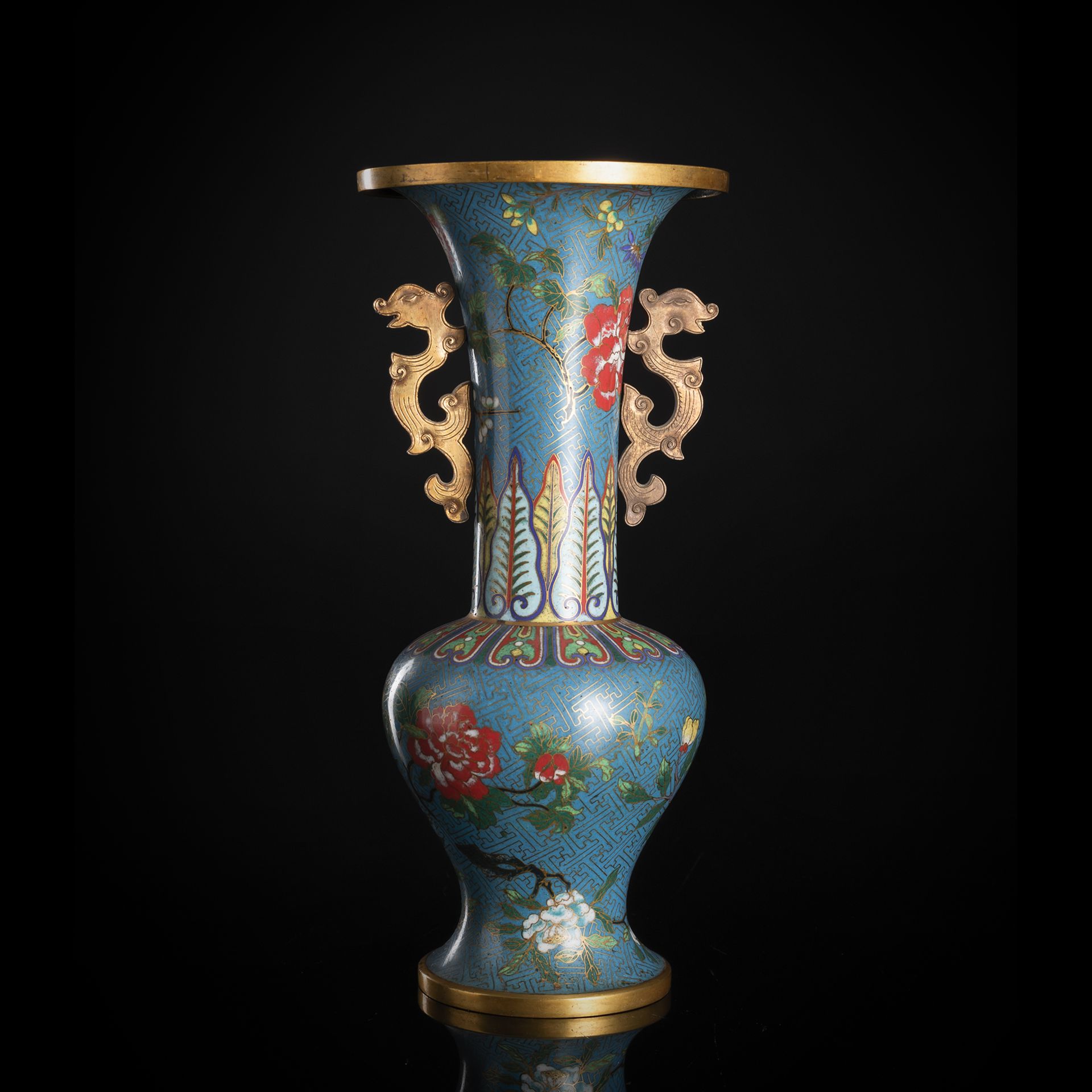 Balusterförmige Cloisonné-Vase mit feuervergoldeten Drachenhenkeln