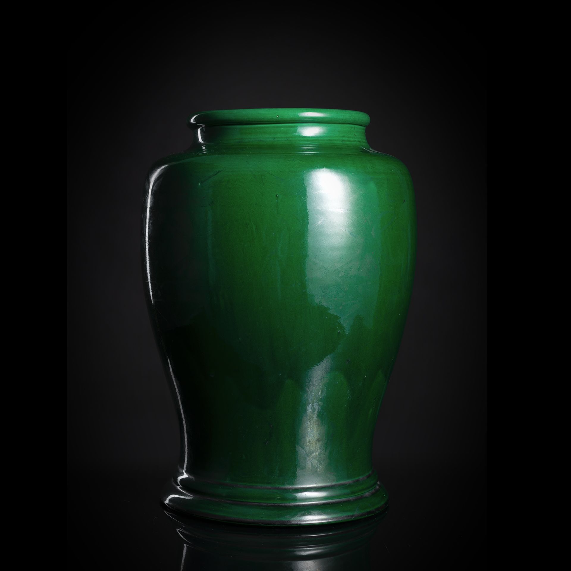 Große smaragdgrün glasierte Vase aus Porzellan mit ausladendem Stand