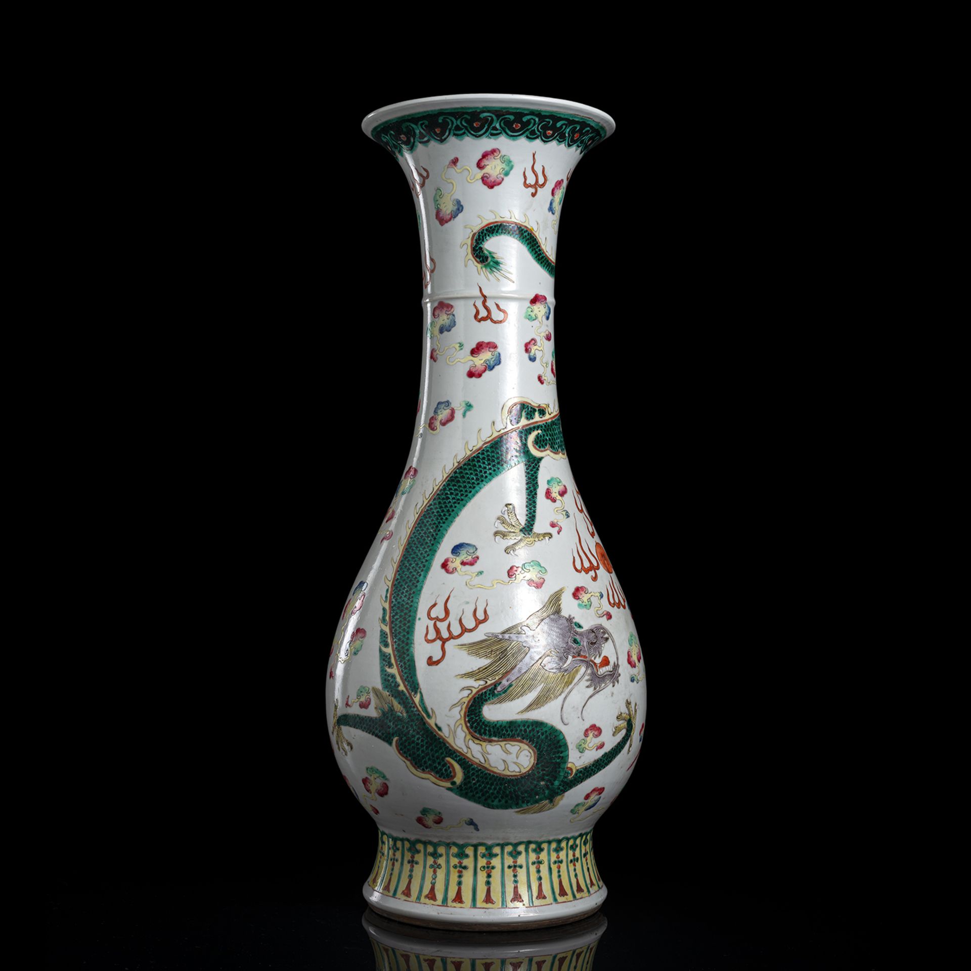 Große Porzellanvase mit 'Famille rose'-Dekor von Drachen und Phoenix