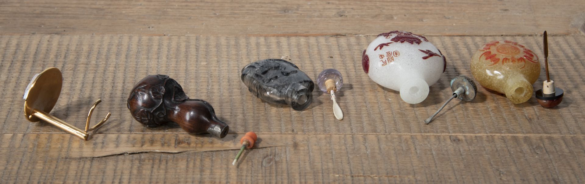 A GROUP OF FOUR BEIJING GLASS AND WOOD SNUFFBOTTLES - Image 3 of 4