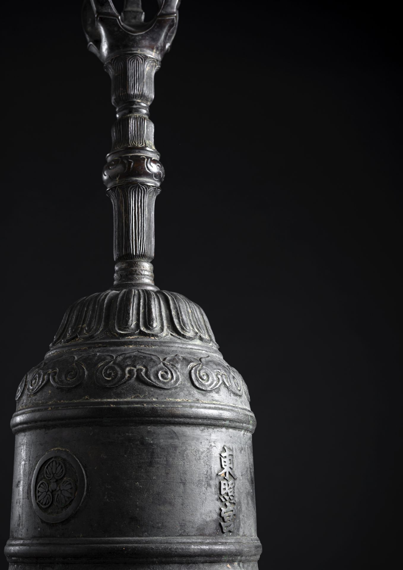 A VERY LARGE INSCRIBED BRONZE TEMPLE BELL - Image 3 of 4