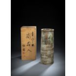 Stangenvase aus Keramik im Seto-Stil in Holzkasten mit Aufschrift Ukishikake tsutsu hana-ire Hiromi