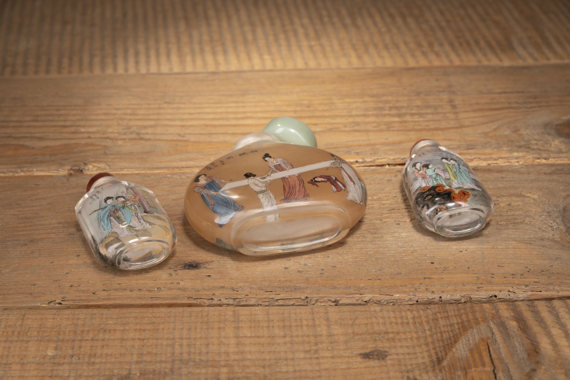 THREE GLASS SNUFF BOTTLES WITH INSIDE PAINTING DEPICTING COURT LADIES - Image 4 of 5