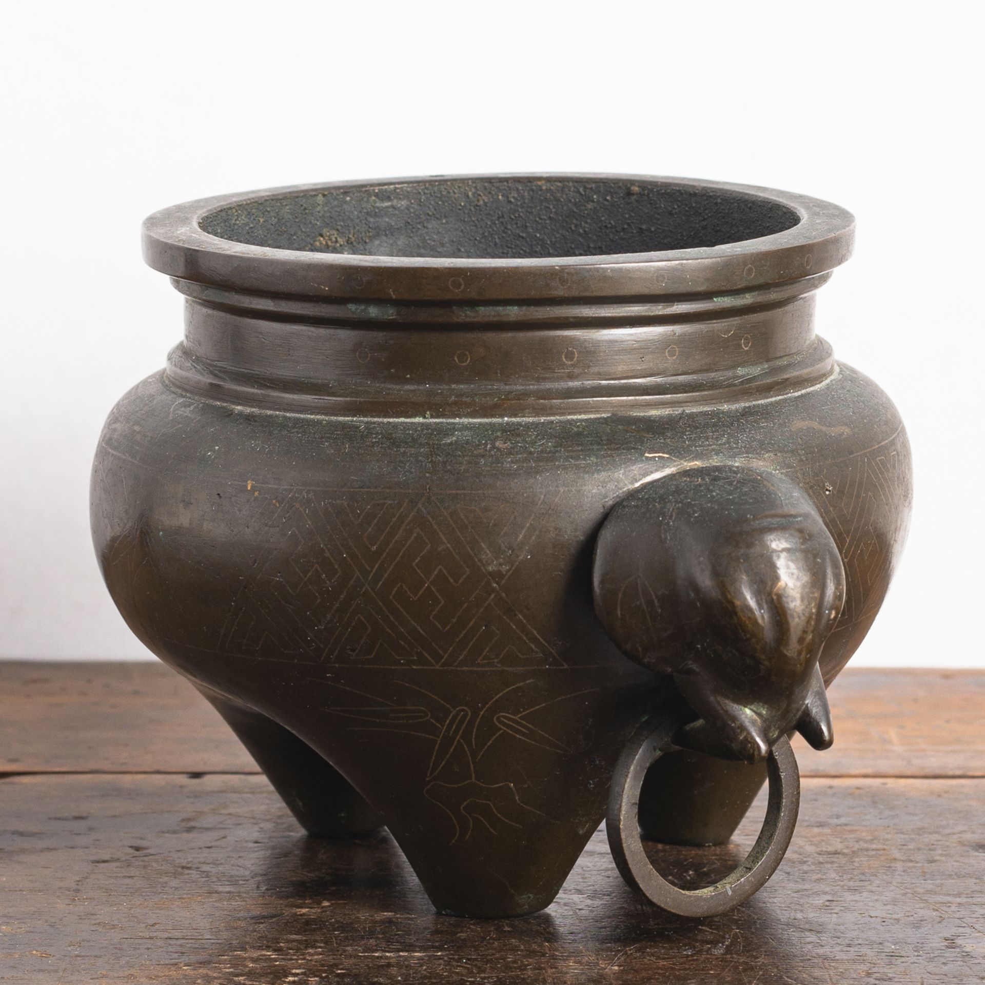 A TRIPOD BRONZE CENSER WITH SILVER WIRE INLAYS AND TWO ELEPHANT HEAD RING HANDLES - Image 2 of 6