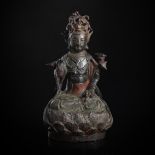Bronze des Guanyin auf einem Lotos mit Lackbemalung