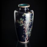 Cloisonné -Vase mit Dekor von Spatzen in einem Ahorn-und Kirschbaum auf nachtblauem Grund