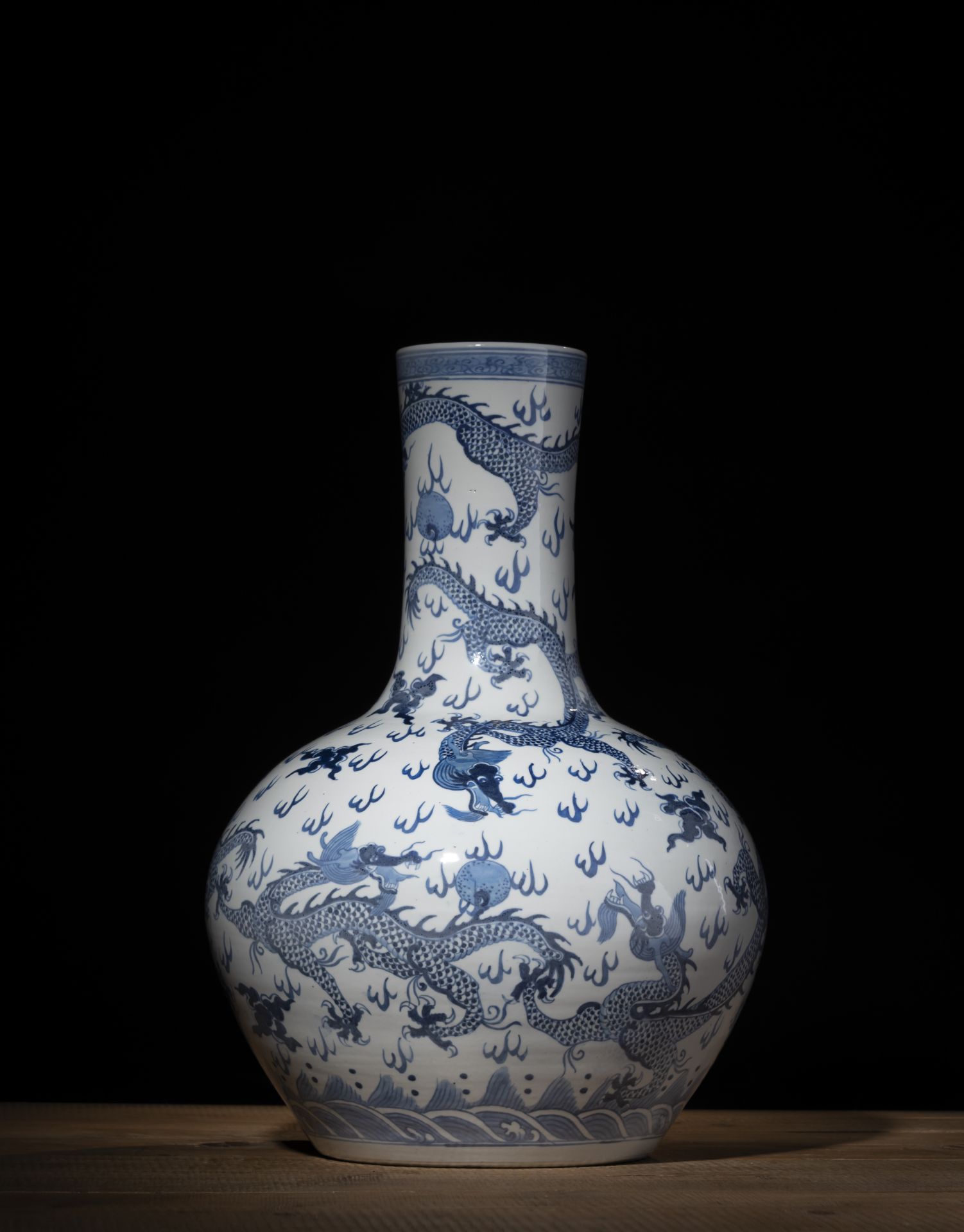 A LARGE BLUE AND WHITE PORCELAIN DRAGON VASE 'TIANQIUPING' - Image 2 of 5