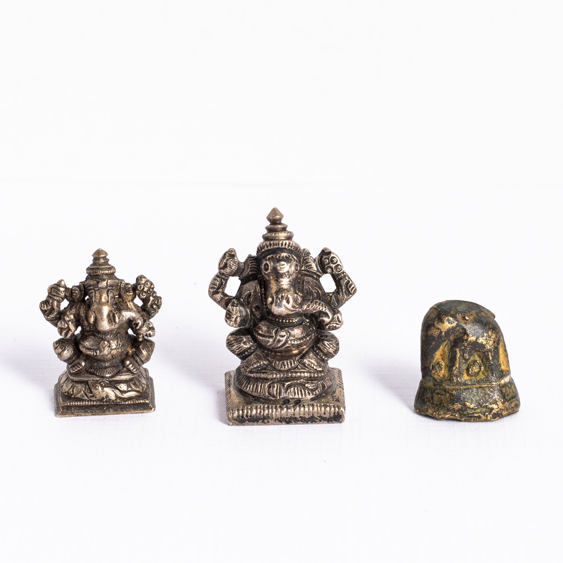 Drei kleine Gewichte: Zwei in Form von Ganesha aus Silber und ein Gewicht in Form eines Elefanten