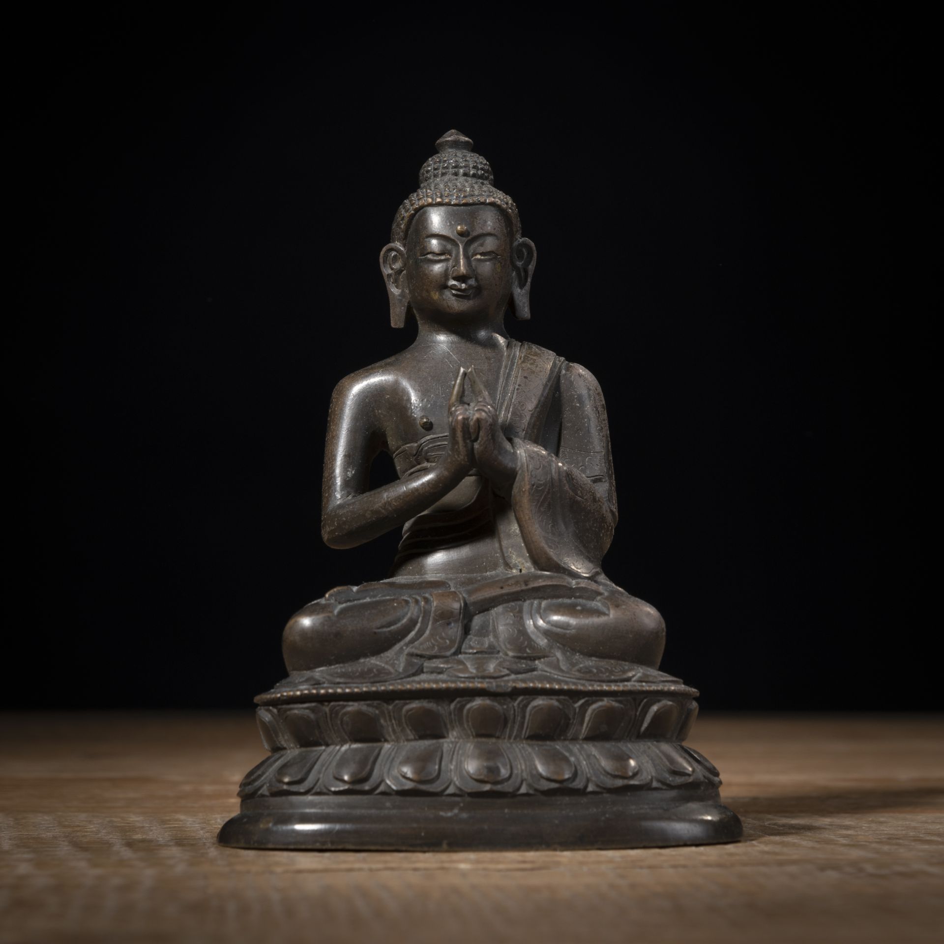 Bronze des Buddha auf einem Lotossockel