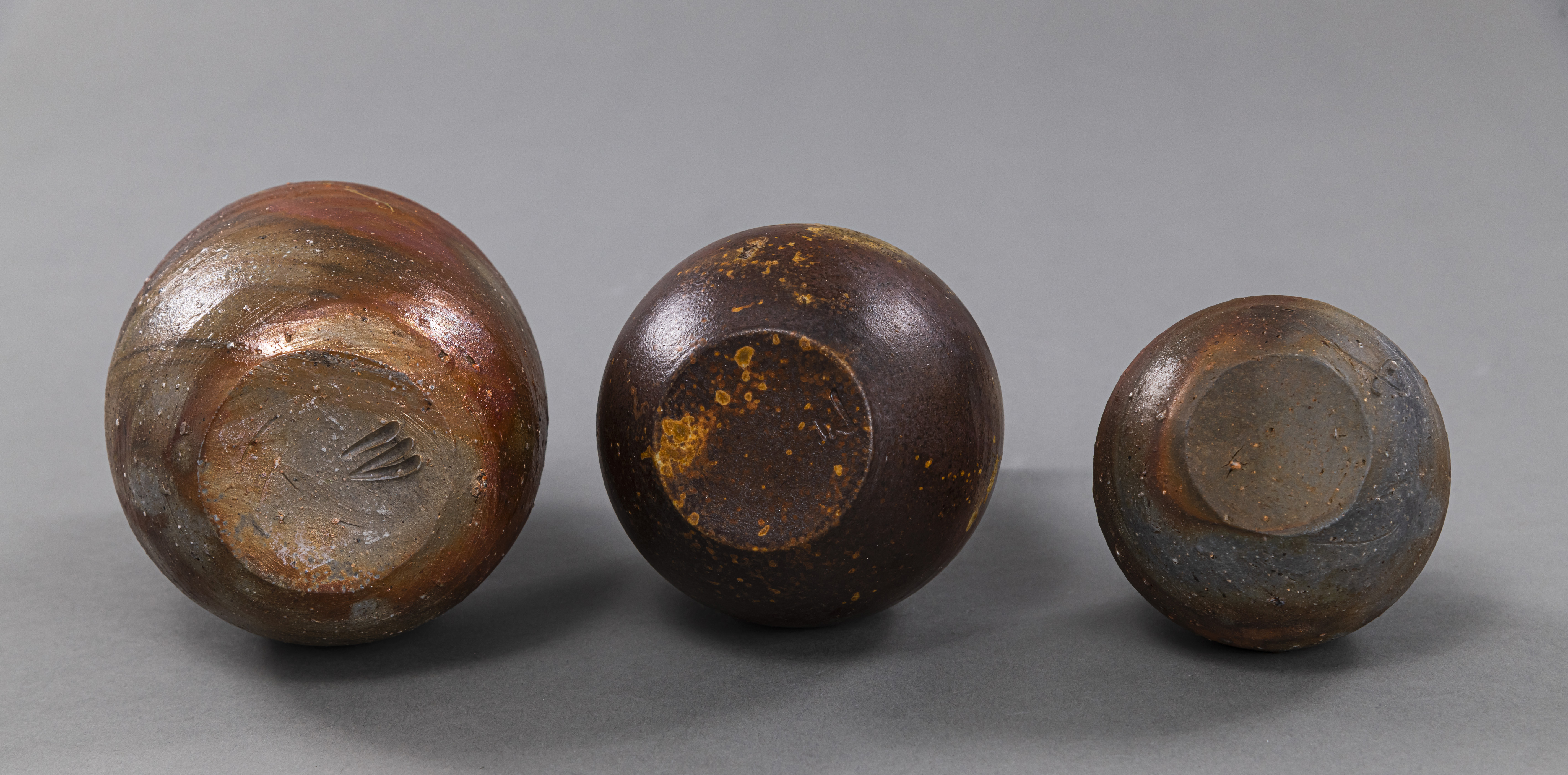 A GROUP OF FIVE BIZEN POTTERIES - Image 6 of 6