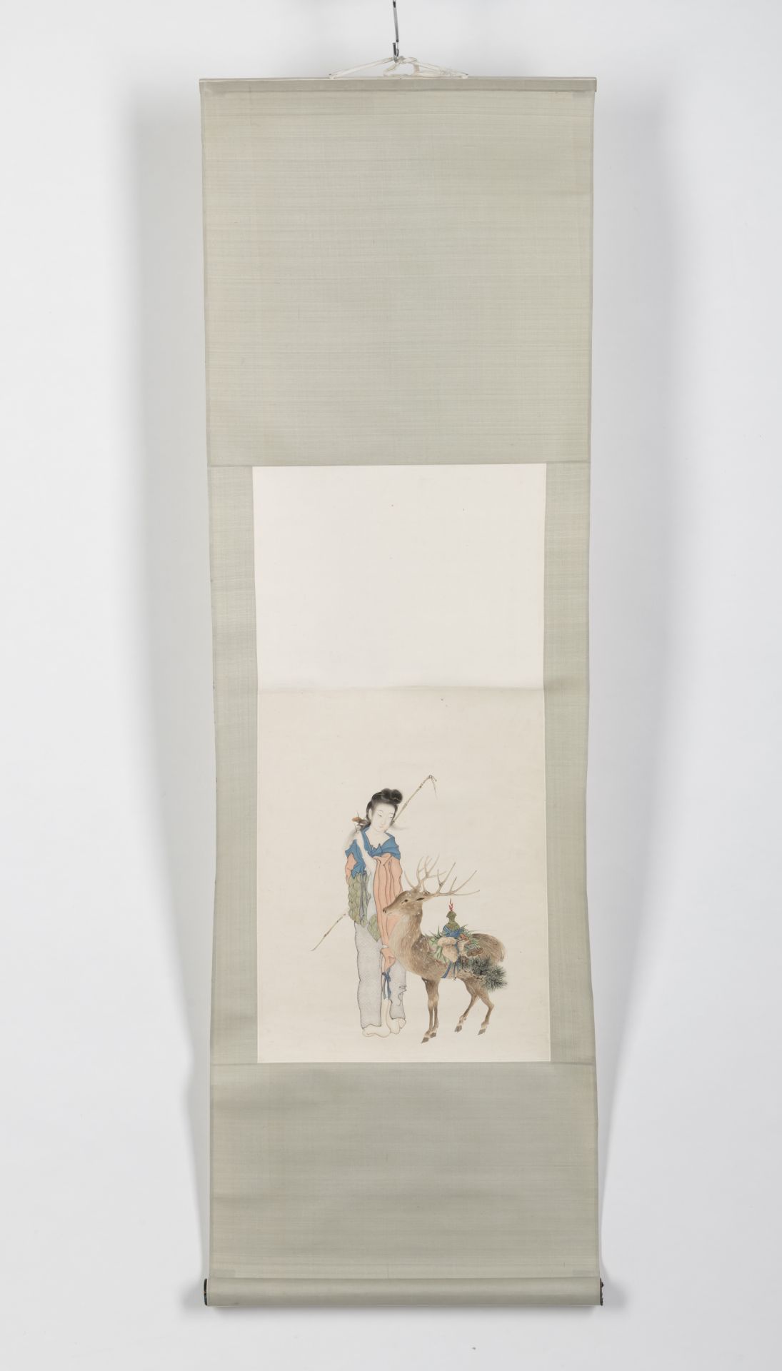 Malerei einer weiblichen Unsterblichen mit einem Reh, das Glücksfrüchte trägt. Tusche und Farben au - Bild 2 aus 2