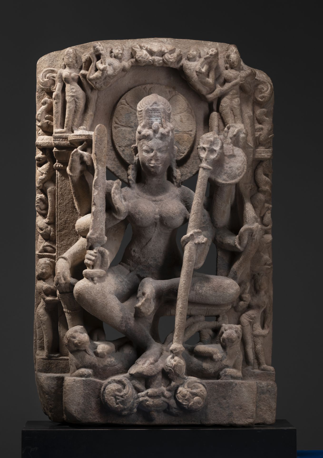 Stele aus Sandstein mit Darstellung der Durga - Bild 6 aus 6