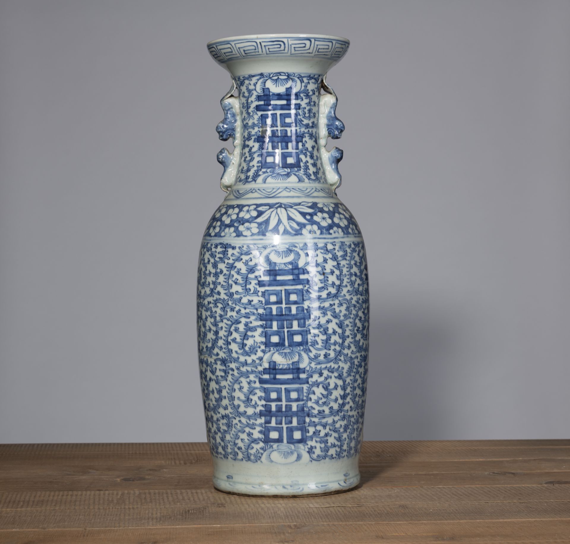 Bodenvase aus Porzellan mit unterglasurblauem 'Shuangxi'-Dekor und löwenförmigen Handhaben - Bild 3 aus 5