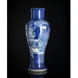 Porzellanvase 'Guanyinzun' mit feinem unterglasurblauem Antiquitäten- und Floraldekor auf puderblau