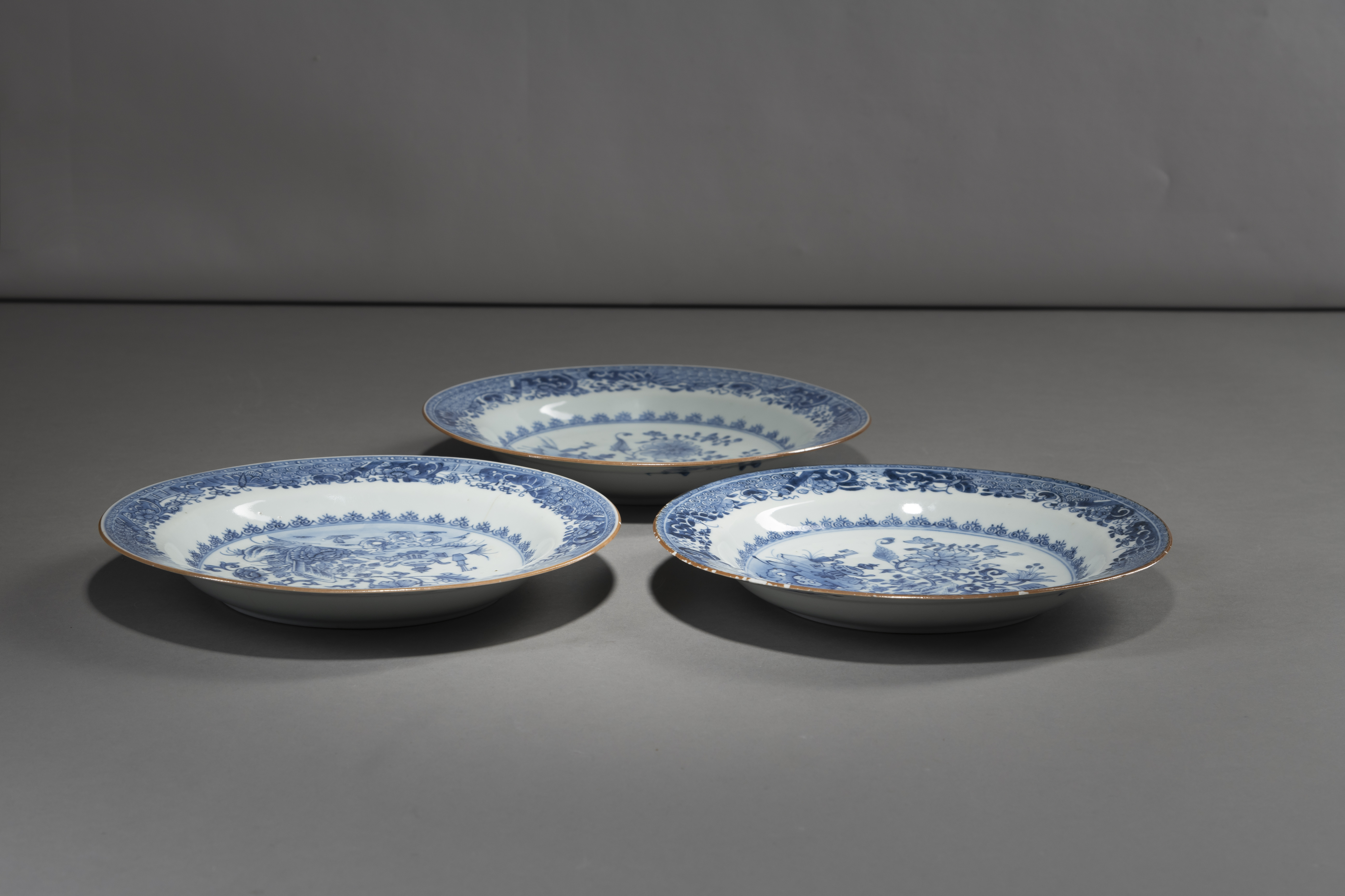 THREE BLUE AND WHITE EXPORT PORCELAIN DISHES - Image 2 of 3