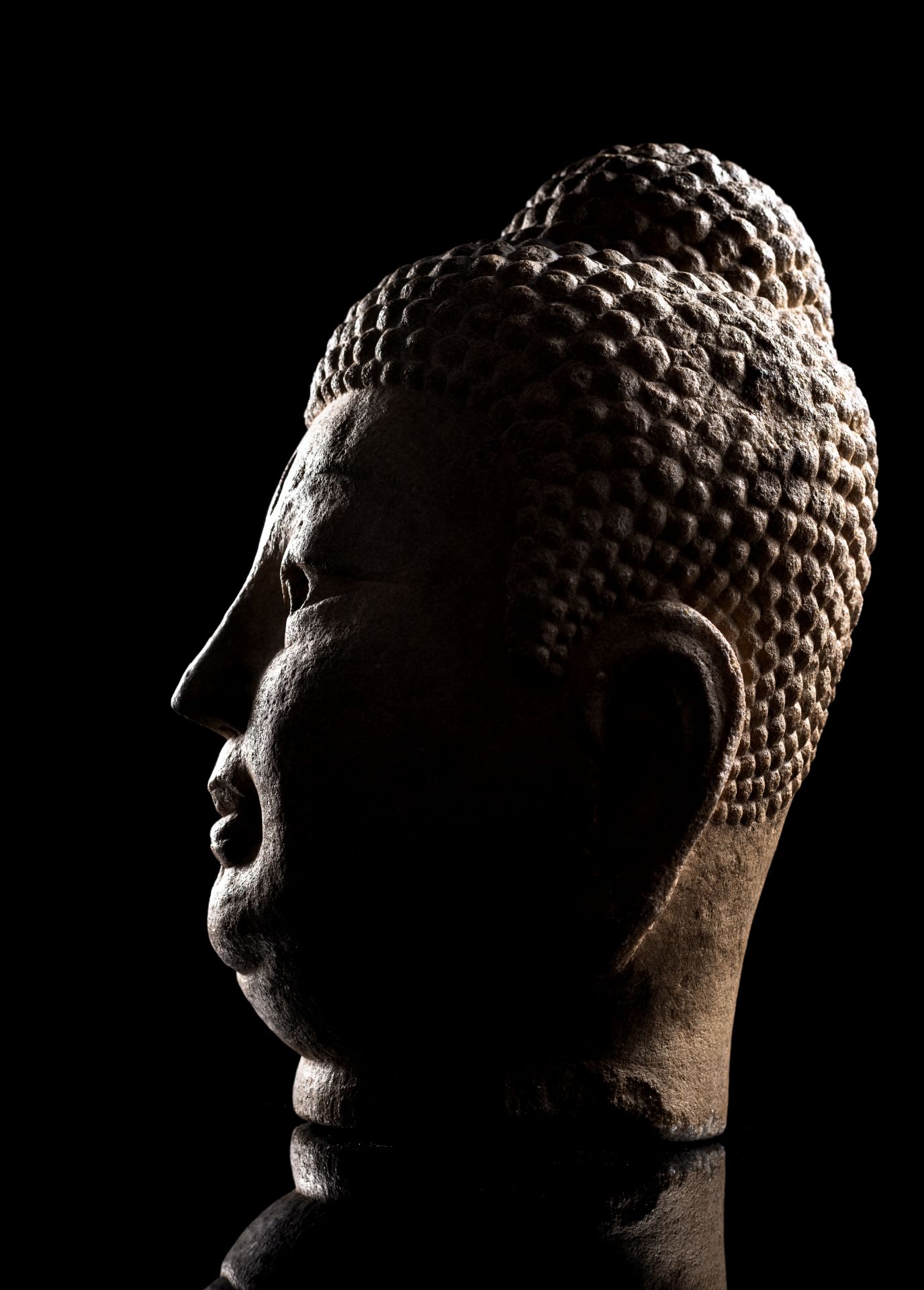 A FINE LARGE AND RARE STONE HEAD OF BUDDHA SHAKYAMUNI - Image 3 of 4