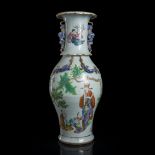 Große Vase aus Porzellan mit Figurenszenen und plastischen Chilong in den Farben der 'Famille rose'
