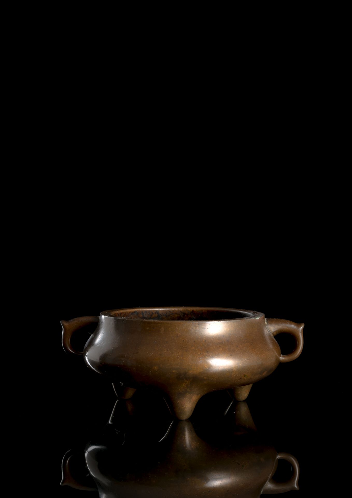 A FINE 'SCROLL WEIGHT' TRIPOD BRONZE CENSER (YAJINGLU) WITH TWO HANDLES AND 'ZHEN SHE YONG BAO' MAR