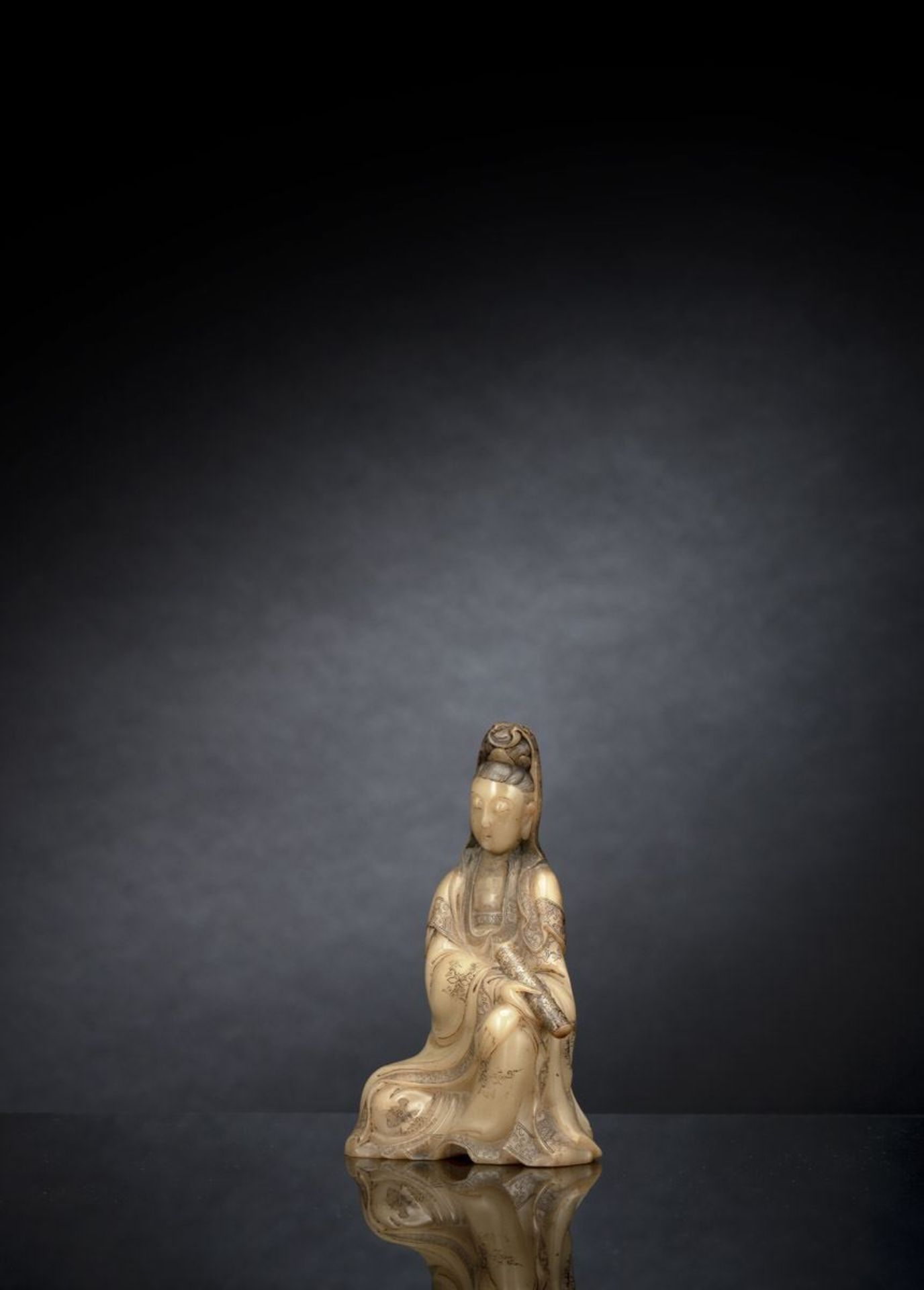 A VERY FINE CARVED AND ENGRAVED SOAPSTONE MODEL OF SEATED GUANYIN WITH A SCROLL - Image 2 of 5