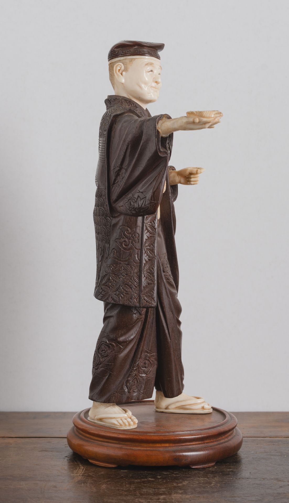 Okimono eines alten Mannes aus zwei verschiedenen Hölzern und Elfenbein - Bild 4 aus 6