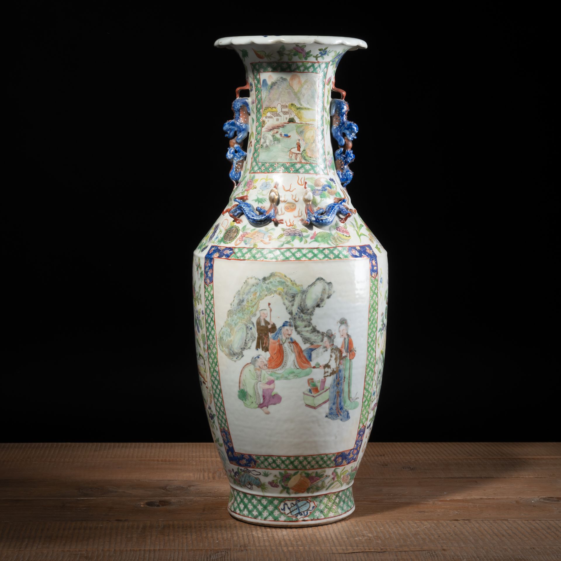 Bodenvase aus Porzellan mit figuralem 'Famille rose'-Dekor und Handhaben in Form von Fo-Löwen