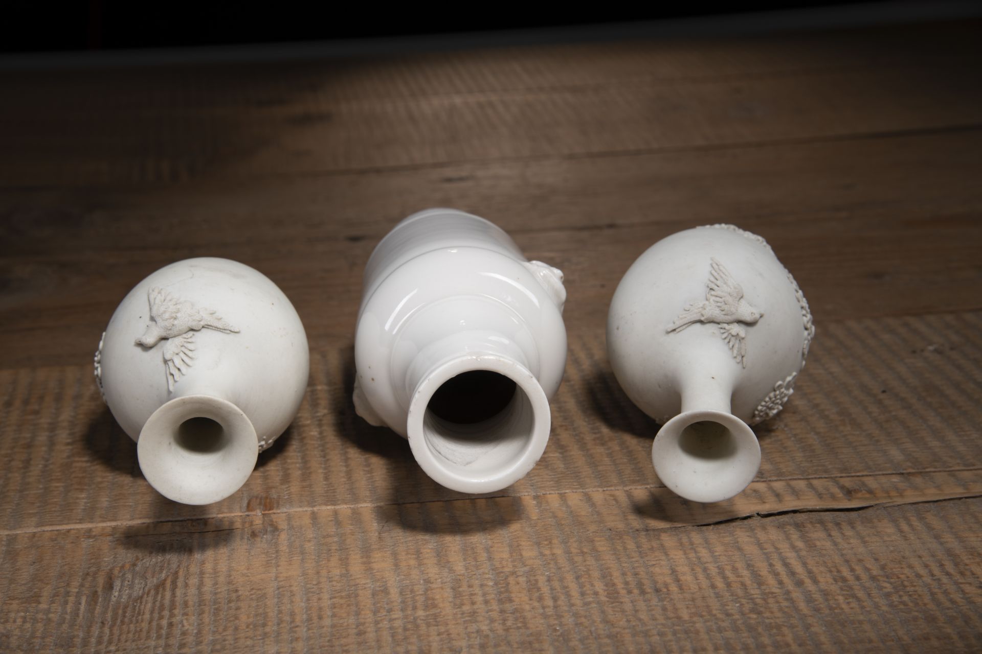 A PAIR OF BISCUIT PORCELAIN RELIEF CHRYSANTHEMUM VASES AND A DEHUA-WARE VASE - Image 4 of 4