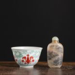 Kleine 'Doucai'-Schale mit Lotosdekor und Glas-Snuffbottle mit Innenmalerei