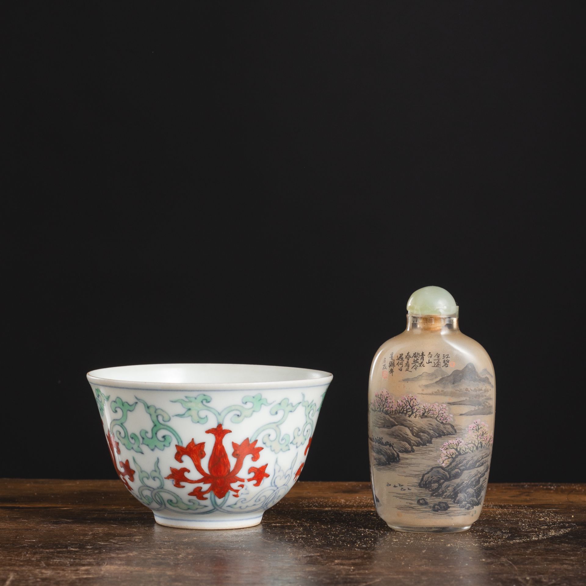 A SMALL 'DOUCAI' PORCELAIN CUP AND AN INSIDE-PAINTED GLASS SNUFFBOTTLE