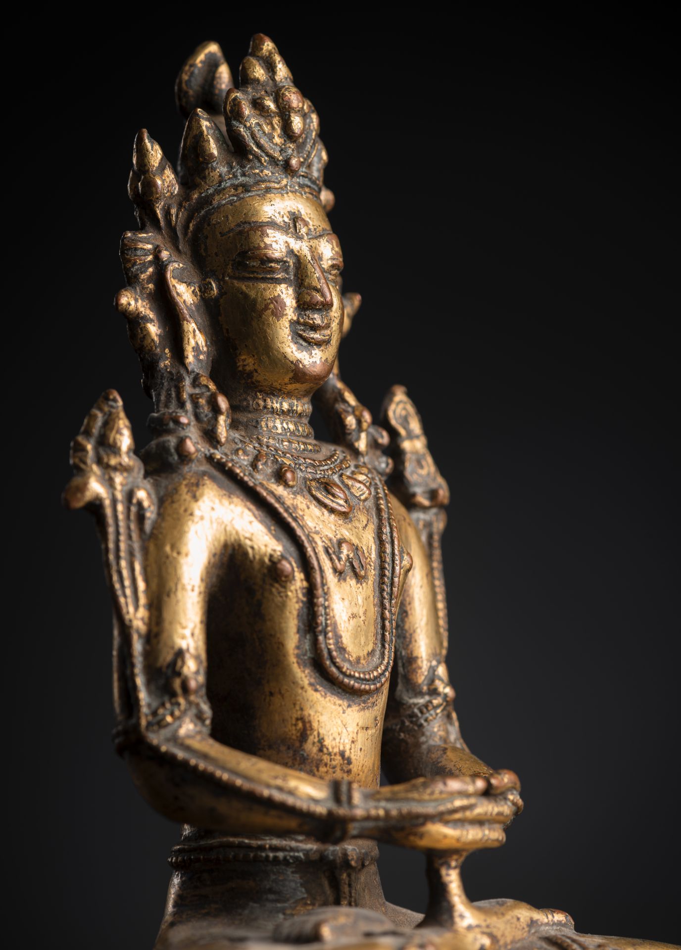 Feuervergoldete Bön-Bronze des Kunzang Ankor auf einem Thron - Bild 3 aus 3