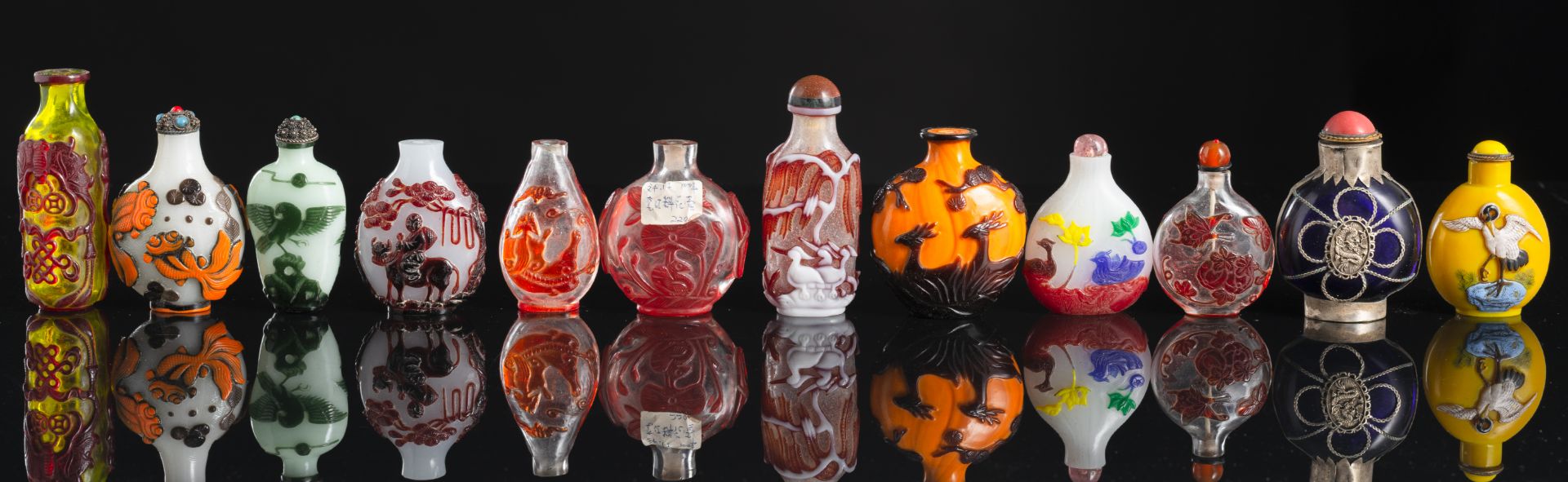 26 Snuffbottles u. a. aus Pekingglas mit Überfang und innenbemaltem Glas - Bild 6 aus 7