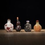 Gruppe von vier Snuffbottles aus Pekingglas und Holz