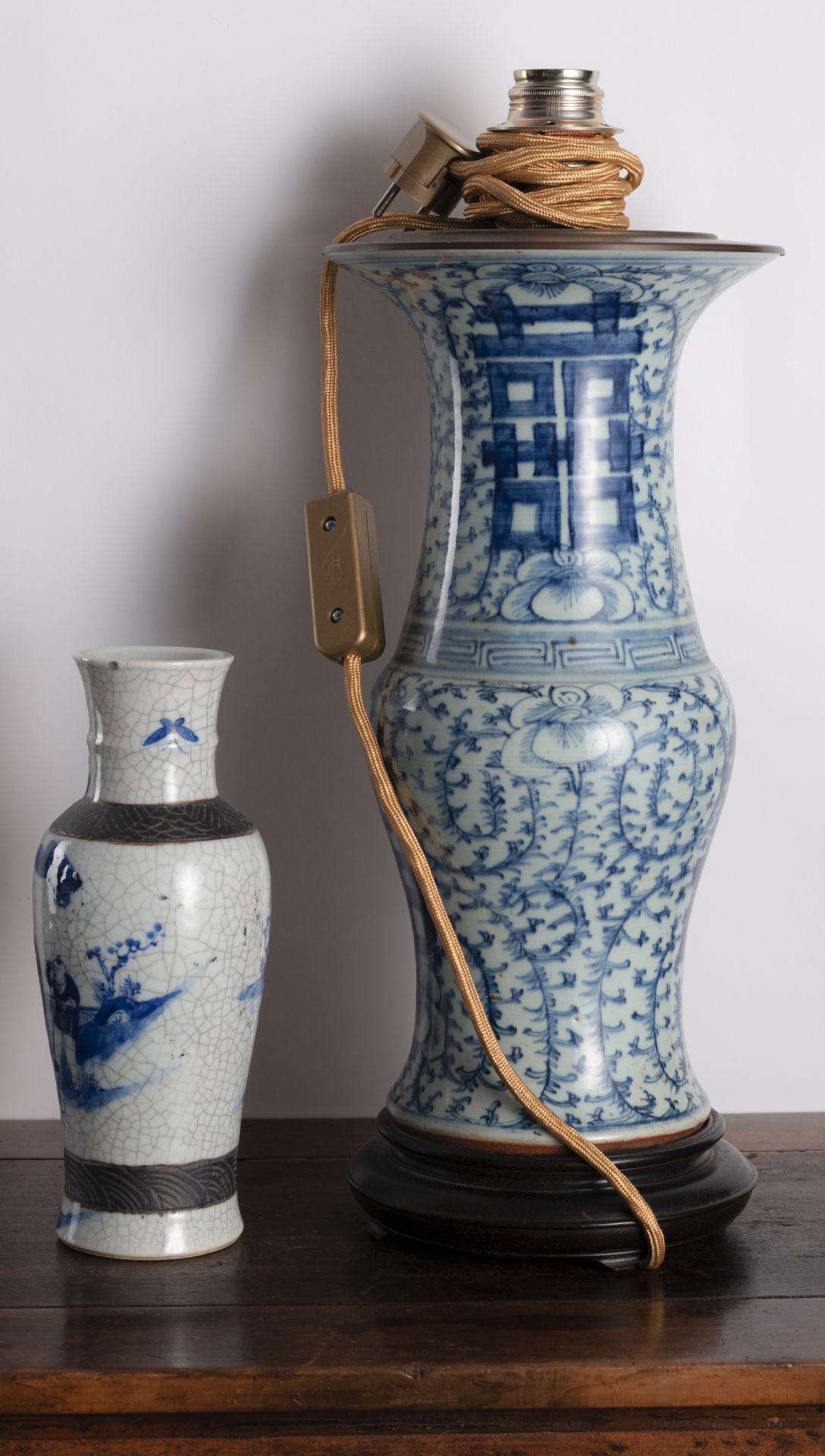 Zwei Vasen mit unterglasurblauem 'Shuangxi'- und Figurendekor - Bild 3 aus 6