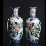 Paar 'Famille verte'-Vasen aus Porzellan mit puderblauem Fond und Romanszenen und Krieger in Reserv