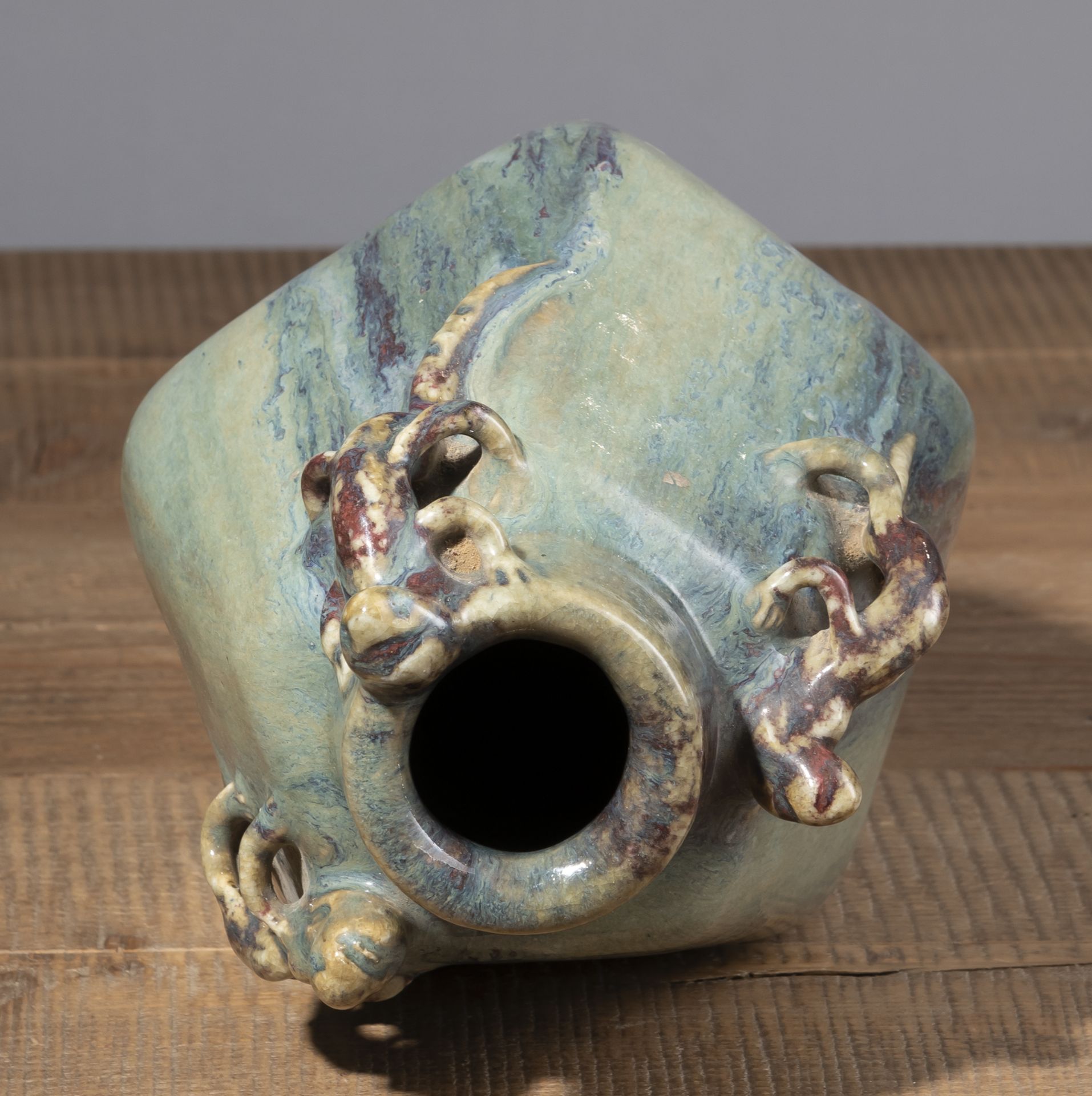 A HEAVY SHIWAN WARE PENTAGONAL VASE WITH THREE PLASTIC CHILONG, COVERED WITH A THICK GLAZE RANGING - Image 4 of 5