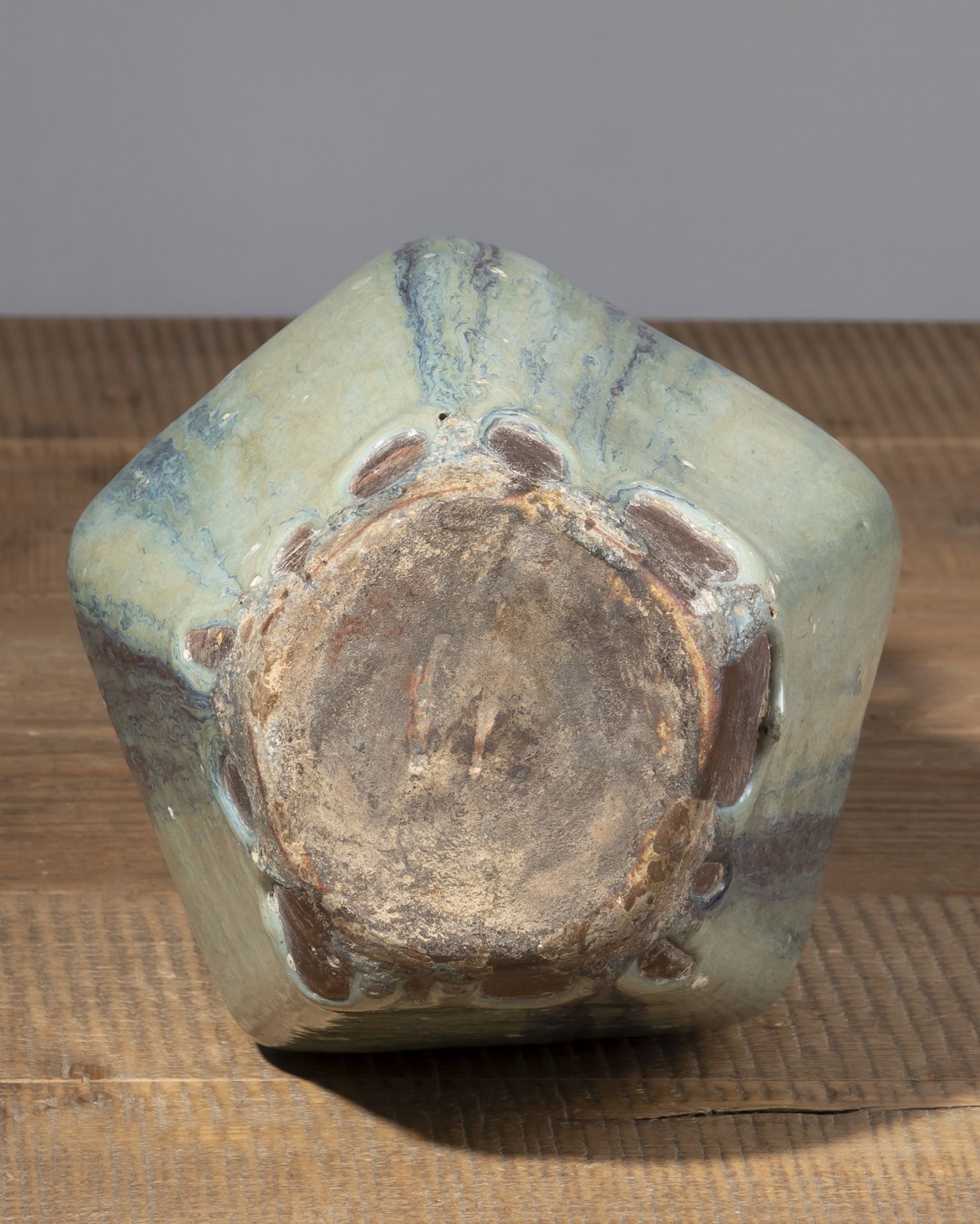 A HEAVY SHIWAN WARE PENTAGONAL VASE WITH THREE PLASTIC CHILONG, COVERED WITH A THICK GLAZE RANGING - Image 5 of 5