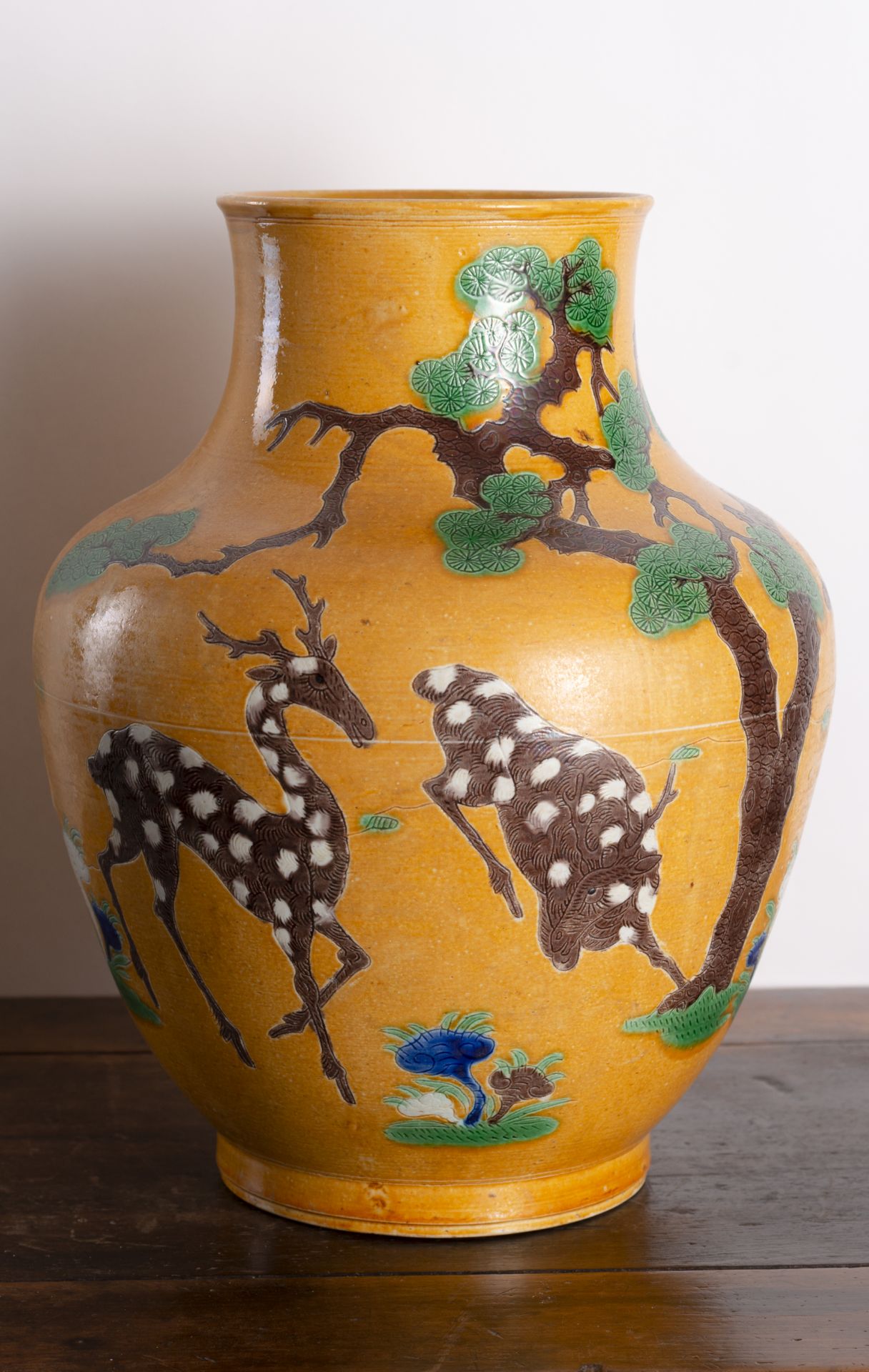 Gelbgrundige Vase mit 'Sancai'-Dekor von Rehen und 'Lingzhi' - Bild 4 aus 6