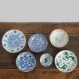 Gruppe von sechs Porzellanschalen mit unterglasurblauem und 'Famille rose'-Dekor