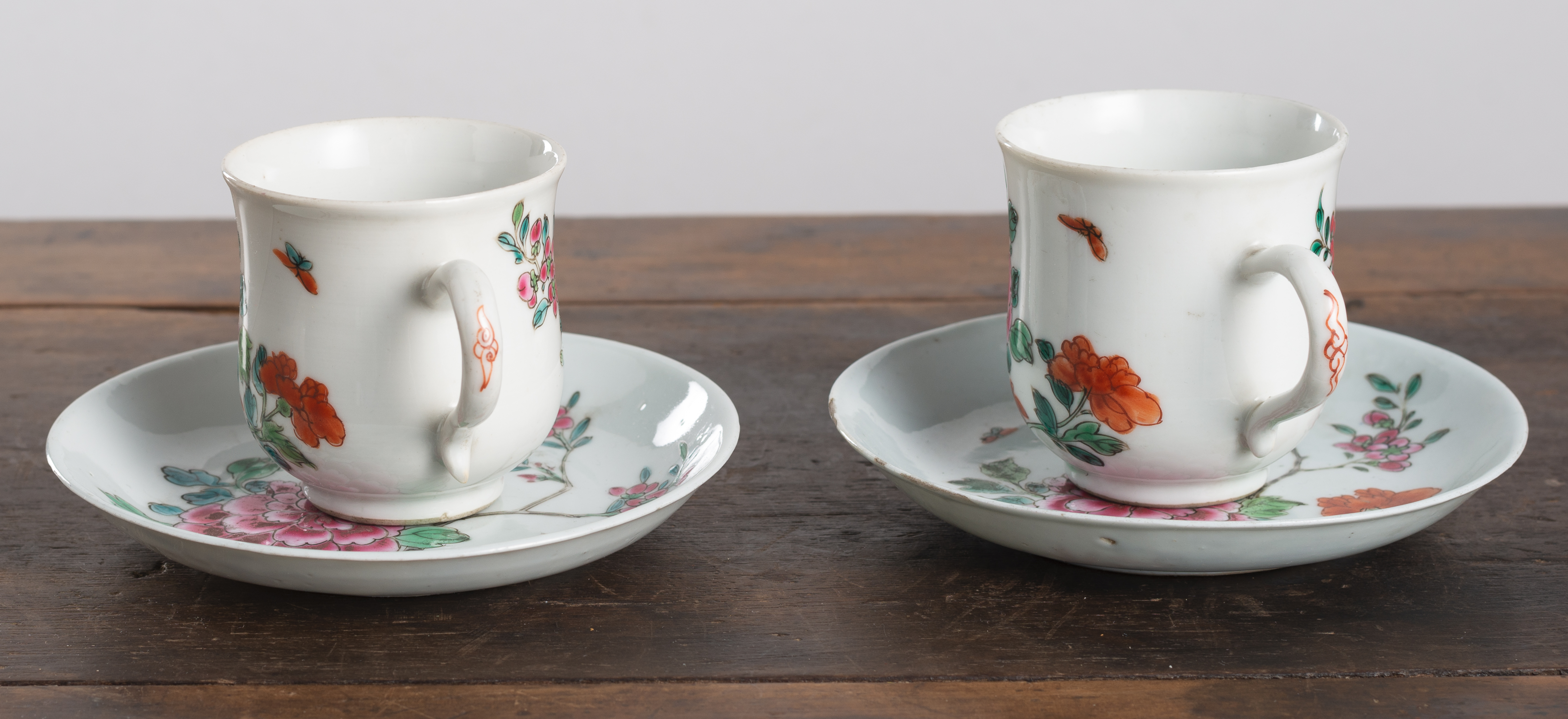 A PAIR OF 'FAMILLE ROSE' PORCELAIN CUPS AND SAUCERS - Image 2 of 4